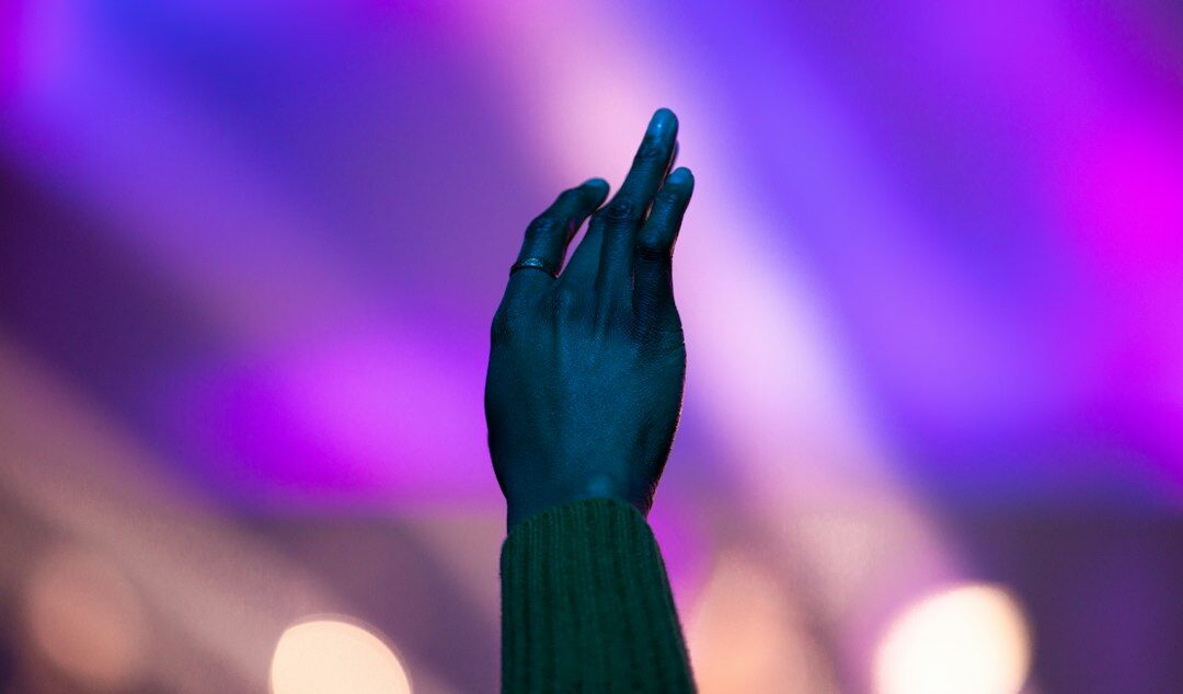 speaker using hand gestures